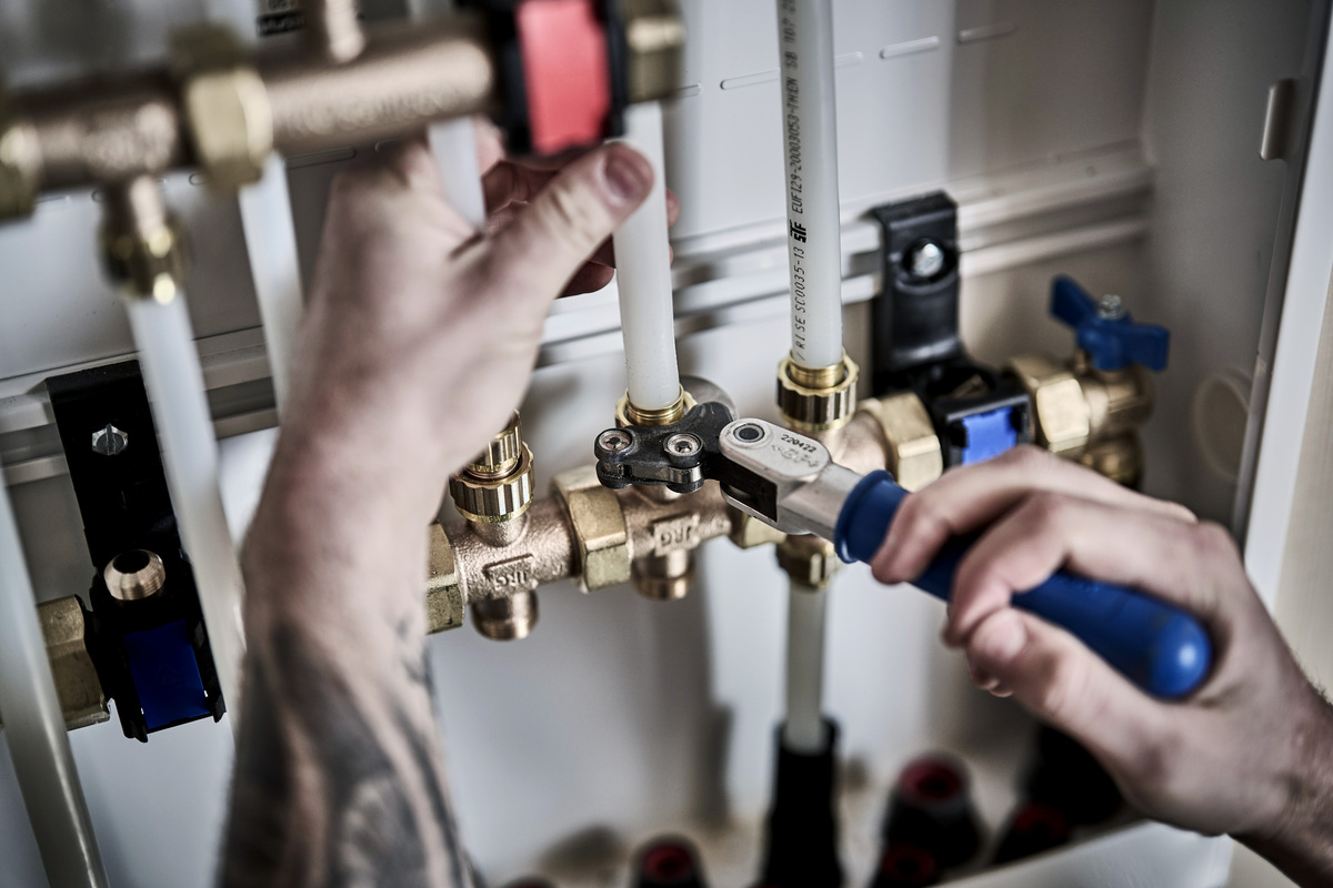 VB-rørlegger skrur i et fordelerskap